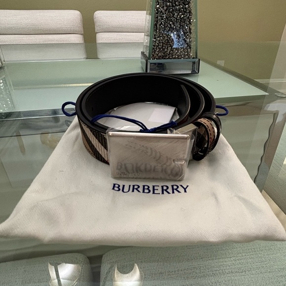 Authentic Burberry Leather Check Reversible Belt with Silver Buckle-Size 70 - Picture 2 of 8
